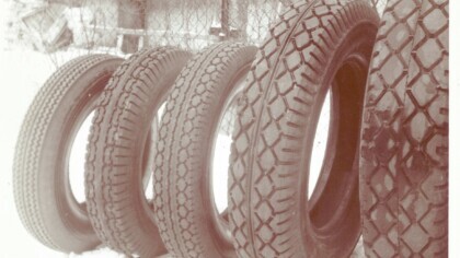 schwarz-weiß-Aufnahme von alten Reifen.